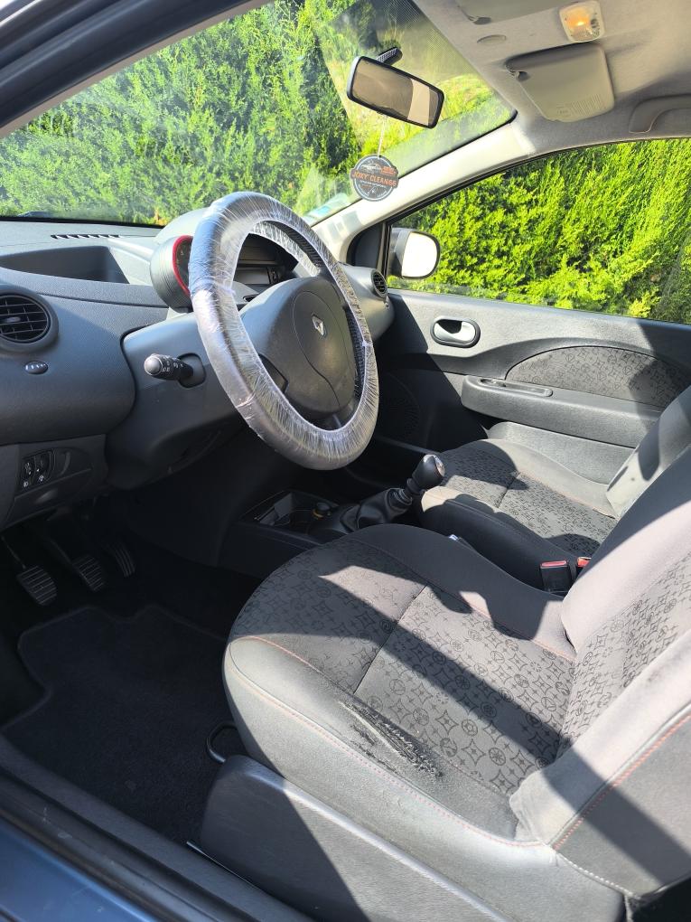 Nettoyage intérieur complet de voiture à Corbère-les-Cabanes avec shampouineuse et vapeur